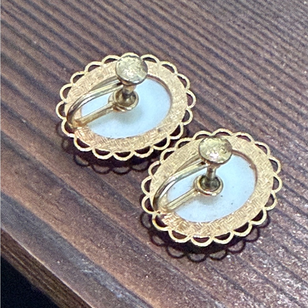 Vintage Elegant Gold and Black Cameo Screw Back Earrings - Picture 6 of 8
